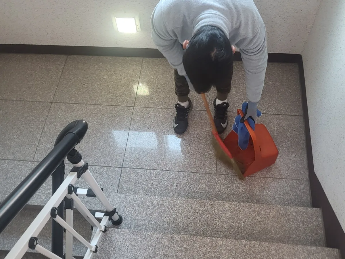 중구 무수동 빌라 공동현관 장비 주변 정밀 위생청소 사례 - 행진크린